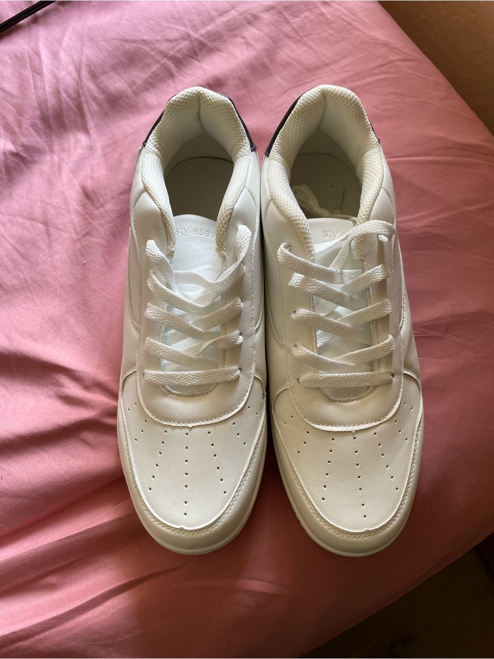 White Men’s Casual Sneakers - Classic Lace-Up